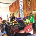 Celebran misa de cuerpo presente de comunitarios muertos en Coahuayana
