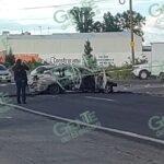 Sujetos armados prenden fuego a dos vehículos