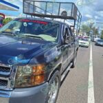 Mujer resulta lesionada al ser golpeada por una camioneta