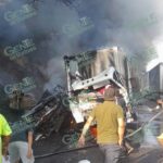 Choque de camión con dos camionetas en la Siglo XXI, deja 4 muertos