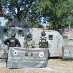 Fuerzas estatales y federales aseguran un vehículo con blindaje artesanal en Apatzingán