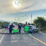 Bloquean carretera costera por altos cobros en el CECyTEM Colola
