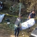 Par de motociclistas, hombre y mujer, pierden la vida al caer de un puente