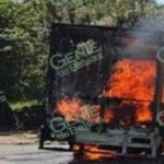 Bloquean camino en Michoacán límite con Colima; queman vehículos