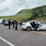 Choque de un auto contra un tracto camión, deja dos muertos y un lesionado