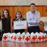 Alfonso Martínez entrega alcancías y donativo adicional a la Cruz Roja