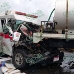 Choque de una ambulancia con una pipa de agua, deja 3 muertos y un herido