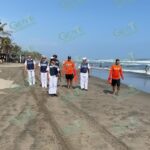 Elementos de Marina rescatan a una persona en Playa Azul