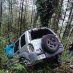Pierden la vida 2 jóvenes al impactar su camioneta contra un árbol