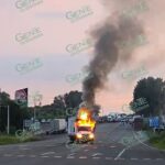 Civiles incendian vehículos en bloqueo carretero