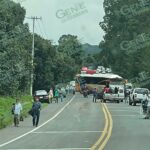 Sigue bloqueo carretero para exigir aparición con vida de 3 jóvenes