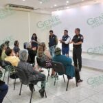 Yankel Benítez entrega mochilas de emergencia