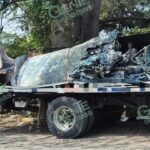 Civiles encapuchados prenden fuego a una aeronave