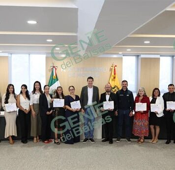 Alfonso Martínez entrega reconocimiento al Mérito Docente 2025