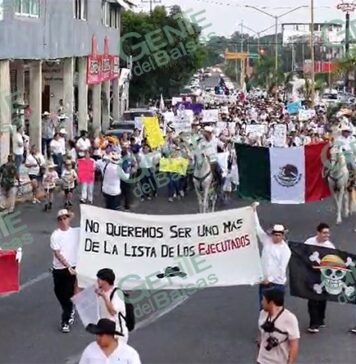 PIDEN AQUÍ RENUNCIAS Y REVOCACIÓN DURANTE MARCHA A CARLOS MANZO