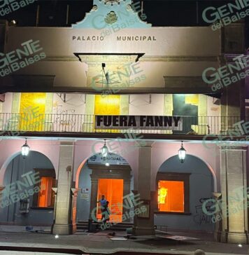 Marchan para exigir justicia para Carlos Manzo, pero queman palacio municipal de Apatzingán