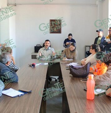 Yankel Benítez mantiene mesa de trabajo con vecinos de Ríos Mexicanos