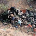 Muere conductor de tráiler al caer su pesada unidad a un barranco