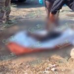 Encuentran a orillas de carretera, el cadáver de un hombre