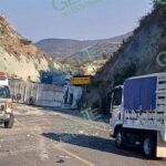 Choque de tráiler y automóvil, deja un muerto y un herido