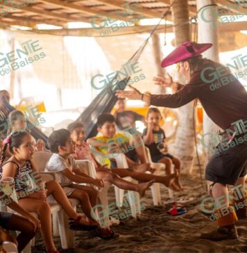 Niños y niñas de Playa La Soledad disfrutaron de un espectáculo de títeres