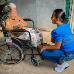 Rosalinda Savala entrega seis sillas de ruedas en comunidades de Lázaro Cárdenas