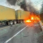 Choque de un tráiler y una camioneta en la Siglo XXI, deja dos calcinados