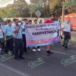Marchan y afirman estar llegando al límite de paciencia en solicitud de maestros