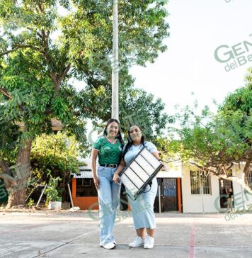 Rosalinda Savala Díaz fortalece espacio deportivo en la colonia Pie de Casa con entrega de reflector para cancha