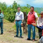 Yankel Benítez supervisa caminos rurales junto con la Saderm