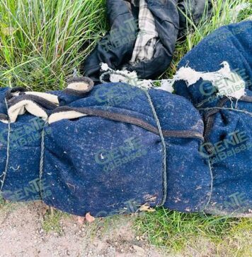 Abandonan cadáver masculino, envuelto en una cobija