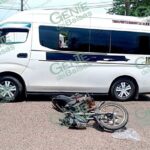 Combi embiste a motociclista y lo mata en Guacamayas