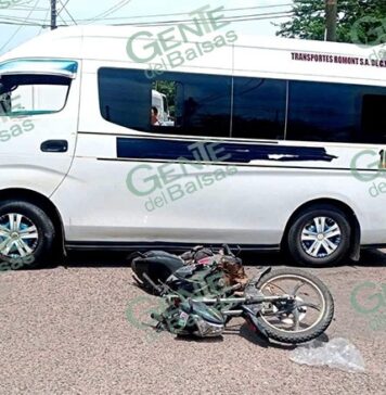 Combi embiste a motociclista y lo mata en Guacamayas
