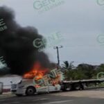 Prenden fuego a tráiler en bloqueo de Pómaro en Maruata