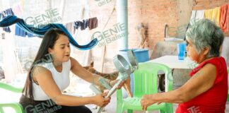 Rosalinda Savala Díaz entrega aparatos ortopédicos a personas beneficiarias de la Casa de Enlace