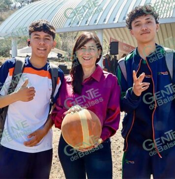Gaby Molina reconoce a la comunidad educativa