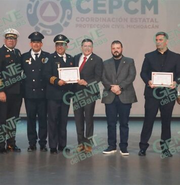 Reconoce Vicente Gómez Núñez a bomberas y bomberos en su día