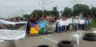 Bloquean afrodescendientes el crucero El Ticuíz en la costera