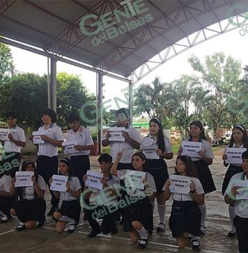 Concientizan alumnos del Cecytem durante Concurso de Poesía Coral