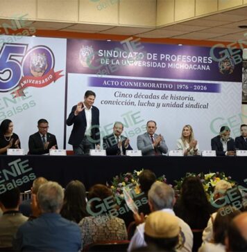 Alfonso Martínez reconoce a profesores del SPUM en su 50 aniversario